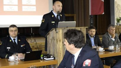 Bild: Hirsch
Bei der Kommandantenversammlung in Schwarzenfeld zog Kreisbrandrat Christian Demleitner (am Rednerpult) eine positive Bilanz und kündigte Jubiläumsfeiern zum 50-jährigen Bestehen des Landkreisfeuerwehrverbandes an.