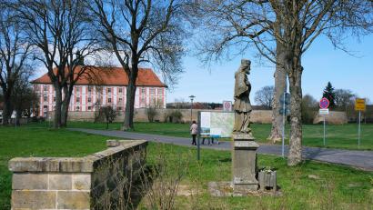 Bild: do
Der Brückenheilige weist den Weg: Die Statue des heiligen Johannes Nepomuk vor der südlichen Einfahrt zum Klosterdorf ist Ausgangspunkt für die geplanten Themenwege.