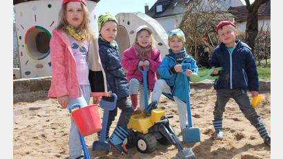 Bild: fks
Mit allerlei Werkzeug in der Hand wollen die Kindergartenkinder endlich ihren Naschgarten anlegen.