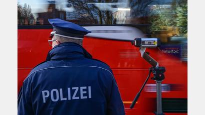 Symbolbild: Patrick Pleul/dpa
Auch im März gab es wieder traurige Spitzenreiter, die viel zu schnell unterwegs waren und geblitzt wurden.