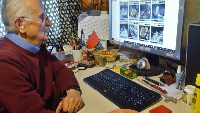 Bild: td
Karl Pröbstl sichtet am Computer das Angebot und hilft bei der Gestaltung von ausländischen Briefmarken mit Mineralien-Motiven.