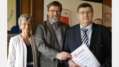 Bild: Hirsch
Kreisvorsitzende Ulrike Roidl (links) und Bezirksvorsitzender Bernhard Feuerecker (Mitte) verliehen Wilfried Neuber (rechts) die Verdienstspange in Gold des AWO-Bezirksverbandes Niederbayern/Oberpfalz.