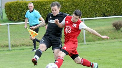 Bild: heh
Tim Andörfer (links) von der SG Schwarzenbach/Förbau kommt in dieser Szene vor dem Konnersreuther Lukas Baumgärtner zum Flanken. Die Oberfranken entschieden das Spitzenspiel der Kreisliga Süd letztendlich für sich.