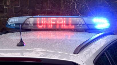 Bild: Carsten Rehder/dpa/Symbolbild
Die Leuchtschrift „Unfall“ auf dem Dach eines Polizeiwagens.