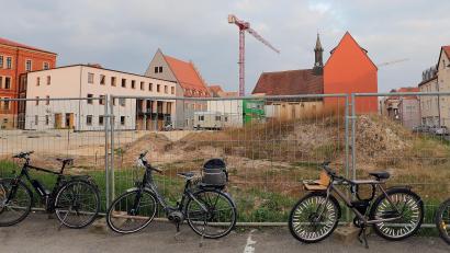 Bild: Wolfgang Steinbacher
Das Bürgerspital-Gelände in Amberg wird gesäumt von der Wirtschaftsschule, der Spitalkirche, dem Spitalgraben und dem Ring-Theater. Eine Entwicklung des Areals sollte in jedem Fall durchlässig sein und diese Umgebung mit einbeziehen, sagt Stadtplanerin Melanie Hierl.