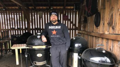 Bild: mis
Stefan Seidl in seinem Holzschuppen zwischen einer Auswahl an einfacheren und hochwertigen Grills. Sein "Hobby für den Sommer" hat er sich zum Beruf gemacht.