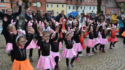 Bild: jr
Die Bambini-Garde des TuS Mitterteich bei ihrem Osterhasentanz am Sonntag.