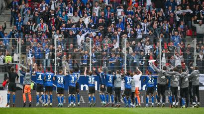 Bild: Armin Weigel/dpa
Ausgelassen feierten die Spieler des Hamburger SV den 4:2-Sieg in Regensburg mit ihren zahlreichen Anhängern.