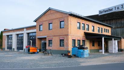 Bild: do
Der Neubau des Feuerwehrgerätehauses in Vorbach geht zügig voran. Auch das Engagement der Wehrmänner ist bemerkenswert. Viele Malerarbeiten übernehmen die Brandschützer. Als einer der letzten Gewerke vergab der Gemeinderat die Arbeiten für die Außenanlagen.
