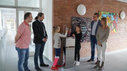 Bild: wel
Konrektorin Stefanie Hauser bedankt sich bei Florian Schwindler und Alexander Ried vom Elternbeirat sowie bei Christian Schneider vom Rotary Club (von links) für die Anschaffung eines Wasserspenders für die Grundschule.