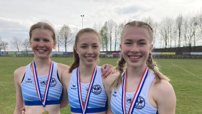 Bild: Privat/exb
Die glücklichen Oberpfalzmeister (von links): Franziska Keck, Lea Rittner, Emma Welz.