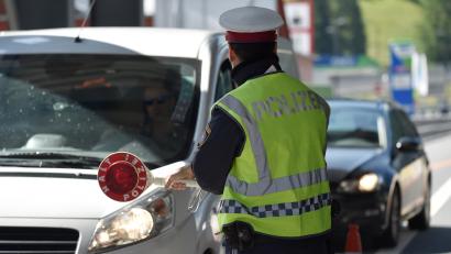 Symbolbild: Angelika Warmuth/dpa
Die Polizei nahm am Montag Raser in den Fokus.