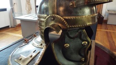 Bild: e
Er steht im Theuerner Kulturmuseum: Ein römischer Helm mit Kreuzbügel aus Eisen aus dem dritten Jahrhundert.