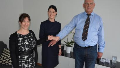 Bild: jr
In den beiden neu eröffneten Praxen für Psychotherapie arbeiten Hand in Hand (von rechts) Dr. phil. Manfred Bauer, Tochter Veronika Eckert und Stefanie Karl.
