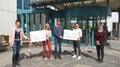 Bild: Klinikum/Dietl/exb
Von links: Margit Meier, Vorsitzende von Flika; Matthias Eckl, Außenstellenleiter Dekra; Christa Kiener, Dekra; Lydia Moosburger und Christina Neiß vom Kinderpalliativteam Ostbayern