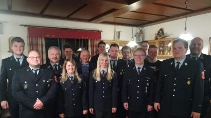Bild: Elisabeth Schmidl/exb
Die Feuerwehr Etsdorf wählt einen neuen Vorstand (von links): Philipp Koch, Lukas Bottek, Kreisbrandrat Fredi Weiß, Kreisbrandmeister Dominik Ernst, Elisabeth Schmidl, Zweiter Bürgermeister Franz Weiß, Johannes Delling, die neue Vorsitzende Julia Viehauser, Patrick Bamler, Felix Schatz, Alois Schreier, Kreisbrandinspektor Armin Daubenmerkl, Benedikt Wiesgickl, Kommandant Dominik Baumer und Michael Koch.