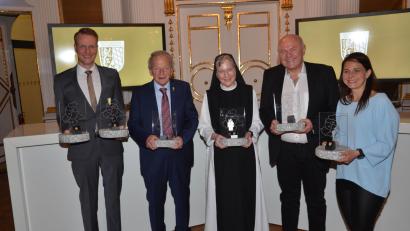 Bild: Thomas Harmsen
Die ersten "Botschafter der Oberpfalz" wurden gestern ernannt. Ausgezeichnet wurden (v.l.): Unternehmer Johannes Ehrnsperger, Wissenschaftler Gerd Hirzinger, Äbtissin Laetitia Fech, Kabarettist Toni Lauerer und Sportschützin Monika Karsch.