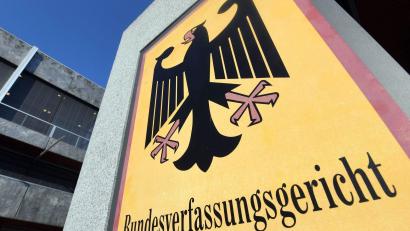 Bild: Uli Deck/dpa
Ein Hinweisschild mit dem Schriftzug „Bundesverfassungsgericht“.