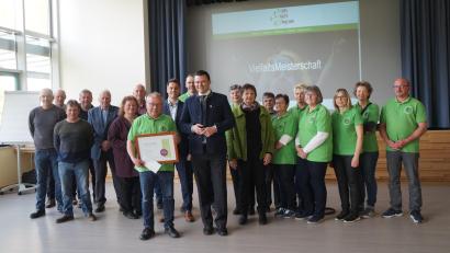 Bild: wel
Vertreter des städtischen Bauhofs und Mitglieder des Obst- und Gartenbauvereins freuen sich mit Kreisfachberaterin Heidi Schmid (Sechste von links), Bürgermeister Rudolf Teplitzky (Neunter von links), Landrat Thomas Ebeling (Elfter von links) und Vorsitzendem Karl Ruhland über den ersten Preis der Vielfalts-Meisterschaft.