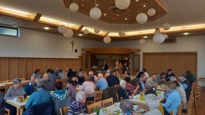 Bild: Martin Wiesend/exb
Im Saal des Schützenhauses hatten sich die Senioren neben einem witzigen Programm auch viel zu erzählen.