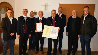 Bild: fdl
Der Männerchor Ehenfeld ehrt zwei langjährige Sänger (von links): Christian Fink von der Sängergruppe Amberg, Vorstand Wolfgang Falk, Chorleiterin Saskia Krügelstein, die Geehrten Helmut Sperber und Georg Kustner, 2. Vorsitzender Sepp Falk, Ruhestandspfarrer Konrad Kummer und Bürgermeister Hermann Falk.