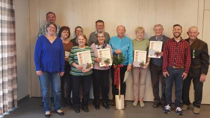 Bild: Knipp/exb 
Nach der Verabschiedung (von links): Alfred Schürer jun., Andrea Knipp, Margit Schediwy, Mathilde Schießlbauer, Helga Kirchberger, Johann Kemptner, Heidi Luber, Manfred Götz, Maria Schleicher, Manfred Kirchberger, Andreas Mayer und Josef Götz.