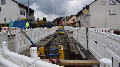 Bild: szl
Seit April ist der letzte Bauabschnitt der Kanal- und Wasserleitungserneuerung in der Kleinklenauer Straße in Arbeit. Die Straße ist zwischen 9. Mai bis voraussichtlich 30. September von der Abzweigung Kanonikus-Mehler-Straße bis zur Dr.-Karl-Forster-Straße komplett gesperrt.