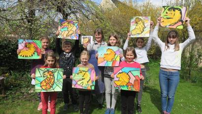 Bild: jzk
Sehr zufrieden war Susanne Vonhoff (hinten Bildmitte) mit den Bildern, bei denen das Bild „Tiger“ von Franz Marc als Vorlage diente.