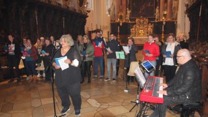 Bild: kro
Ramona Fink (Mitte) und "Mäx" Braun am Keyboard begeisterten mit ihrem Gospel-Workshop-Chor die Gottesdienstbesucher in der Basilika.