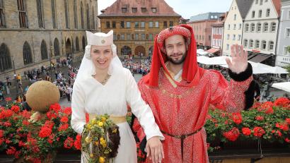 Archivbild: Wolfgang Steinbacher
2019 schlüpften Ulrike Schröder und Fabian Kammholz in die Rollen des Amberger Hochzeitspaars. Heuer sucht der Verein Cantus Ferrum wieder zwei neue Darsteller.