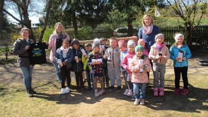 Bild: Sebastian Reil/exb
Die Buben und Mädchen des katholischen Kindergartens freuen sich über die Geschenke des Fördervereins.