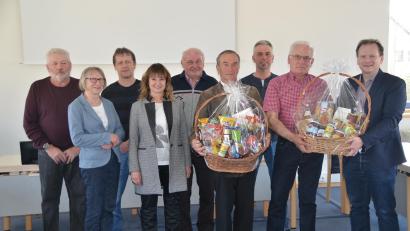 Bild: ak
Bürgermeister Christian Porsch dankte dem Vorstand um Rechtlervorsitzenden Manfred Etterer, dessen Stellvertreter Herbert Scherm und Schriftführerin Lydia Willenbücher (vorne, von rechts) für den Einsatz in den vergangenen Jahren.