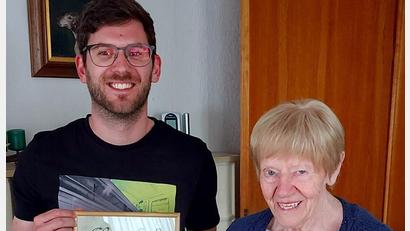 Bild: ruw
Sportwart Uwe Rupprecht überreichte Erna Thümmler die Ehrenurkunde sowie die Chronik über die 60-jährige Vereinsgeschichte.