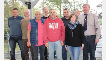 Bild: bk
Der FC-Bayern-Fanclub setzt auf Kontinuität: Vorsitzender Hans Heibl (vorne rechts) geht in sein 34. und 35.Jahr. Er hat bewährte Führungsleute an seiner Seite.