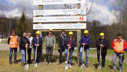 Bild: mmj
Der Spatenstich bei der Kläranlage in Waldhäuser symbolisiert den formellen Baubeginn für die Abwasseranlage der Gemeinde Stadlern.