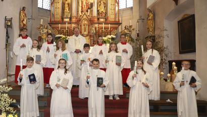 Bild: Berthold Baumann/exb
Zehn Jungen und Mädchen feierten am Sonntag in der historischen Dorfkirche St. Margaretha in Kastl die erste heilige Kommunion. Pfarrer Heribert Stretz erinnerte mit dem Vergleich zu einem Baum, wie Jesus seinen Gläubigen Halt im Leben gibt.