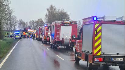 Bild: rw
Die Feuerwehren mussten die beiden Autofahrer mit hydraulischem Gerät befreien.