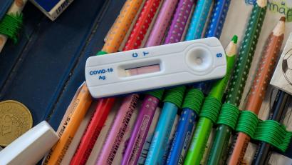 Symbolbild: Peter Kneffel/dpa
Eine Testkassette für die Durchführung eines Corona-Schnelltests liegt auf einem Federmäppchen.