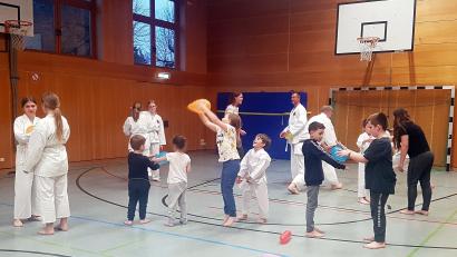 Bild: bgm
Im Karate-Dojo Störnstein trainieren Weißgurtschüler mit Einsteigern aus der Ukraine – das kommt bei allen Beteiligten gut an.
