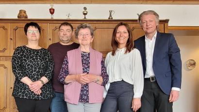 Bild: flt
Die Jubilarin Anna Kost (Mitte) freute sich über die zahlreichen Gäste. Im Bild Bürgermeister Lothar Müller (rechts) und Tochter Claudia Kost sowie (von links) Tochter Christine Gerber mit Ehemann Ludwig.