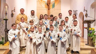 Bild: Juliane Eberle/exb
Eine große Gruppe an Erstkommunikanten ging zum ersten Mal zum Tisch des Herrn. Den Gottesdienst feierten Pater Joy (hinten, Zweiter von links) als Hauptzelebrant und Pfarrer Martin Besold (hinten links) in Konzelebration. Pastoralreferent Maximilian Pravida (hinten rechts) sorgte mit Hinweisen und Erklärungen dafür, dass der Gottesdienst reibungslos ablief.