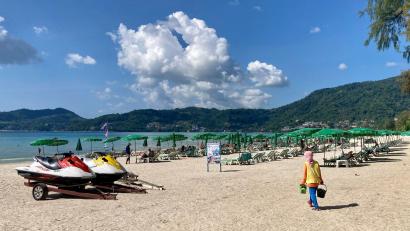 Bild: Carola Frentzen/dpa
Der Strand von Patong: Thailand hat die Einreiseregeln weiter gelockert.