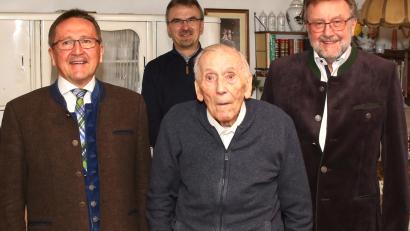 Archivbild: njn
Schneidermeister Eduard Donko an seinem 100. Geburtstag mit seinen beiden Söhnen Bürgermeister a. D. Hans Donko (links) und Rudolf Donko (rechts). Mit auf dem Bild (im Hintergrund) Pfarrer Martin Besold.