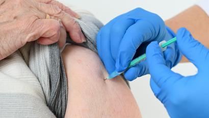 Symbolbild: Uwe Zucchi/dpa
Viele Senioren im Landkreis und der Stadt Amberg sind unsicher, ob eine zweite Auffrischimpfung für sie notwendig ist. Doch: Die Ständige Impfkommission hat die zweite Auffrischimpfung für alle Senioren ab 70 empfohlen.