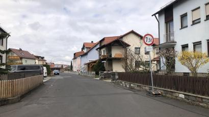 Bild: wro
Nach einstimmigem Beschluss des Marktrates wird der vor rund 50 Jahren ausgearbeitete Bebauungsplan für den Ortsteil Fichtenschacht (im Bild der Bereich Brunnenstraße) komplett überprüft und dann möglicherweise geändert oder aufgehoben.