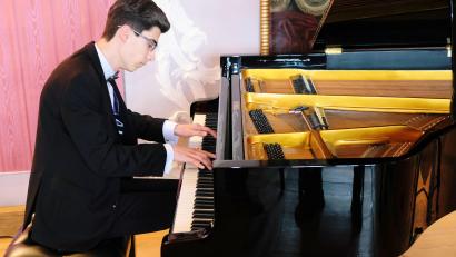 Bild: do
Arman Depperschmidt am Steinweg-Flügel in Speinshart