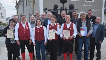 Bild: fz
Die "Neuhauser Boum" haben ein neues Ehrenmitglied: Dirigent Robert Schricker (vorne, Dritter von rechts). Zudem wird zum Ehrenmitglied ernannt und für 35 Jahre als Dirigent vom Nordbayerischen Musikbund geehrt. Franziska Schwamberger (vorne Mitte) erhielt vom Musikbund die Ehrung für 20 Jahre aktive Musikerin.
