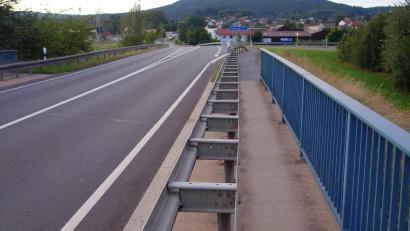 Archivbild: fjo
Auf der Autobahnbrücke soll ausreichend Platz für den neuen Rad- und Gehweg nach Pfrentsch entstehen.