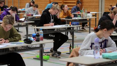 Bild: Wolfgang Steinbacher
Beim Beginn der Abi-Prüfungen im Max-Reger-Gymnasium waren die Schüler voller Konzentration.
