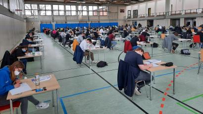 Bild: BSZ Wiesau/exb
Angesichts der hohen Anzahl von Teilnehmern fand die Prüfung in der Dreifachturnhalle (nahe des BSZ) statt.
